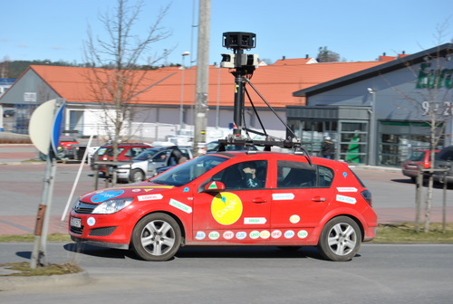 Google-bilen på besøk i Mysen i april i år, her er den fotografert ved Europris. [i](Arkivfoto: Glenn Thomas Nilsen)[/i]