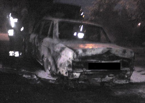 [b]PÅTENT:[/b] En Volvo 240 ble totalskadd i brann ved Susebakke fredag kveld. [i](Mobilfoto: Daniel Owrum)[/i]