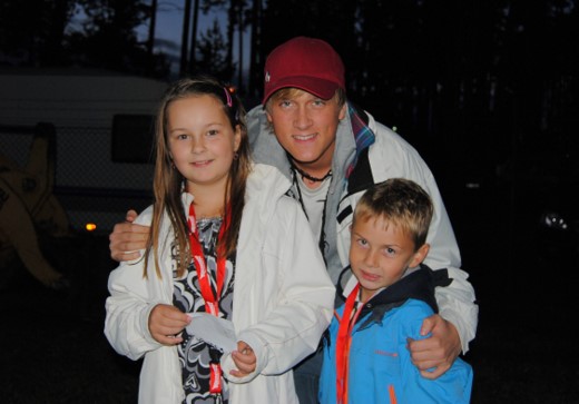 Endelig kunne det hyggelige møtet med Bjørn Johan foreviges. Begge har Yes Man som favorittlåt. [i](Foto: Adrian Sellstrøm)[/i]