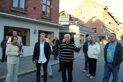 Kjell Olausen forteller engasjert om sentrums historie. [i](Foto: Adrian Sellstrøm)[/i]