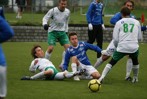 Mysen, i hvitt og grønt, starter sesongen borte mot Trø/Bå. Her spilte de i 3-divisjon i fjor, mot Borgar på bortebane. [i](Arkivfoto: Glenn Thomas Nilsen)[/i]