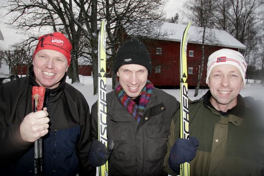 VARIERT TRASE: - Vi garanterer både en kupert og veldig variert trase, sier hovedkomitemedlemme Tore Sandem, Oddvar Aasgaard og Øyvind Kolstad. Her i aksjon under en løypebefaring ved Slitu stasjon, med Sletner gård i bakgrunnen. [i](Foto: Erik Unaas)[/i]