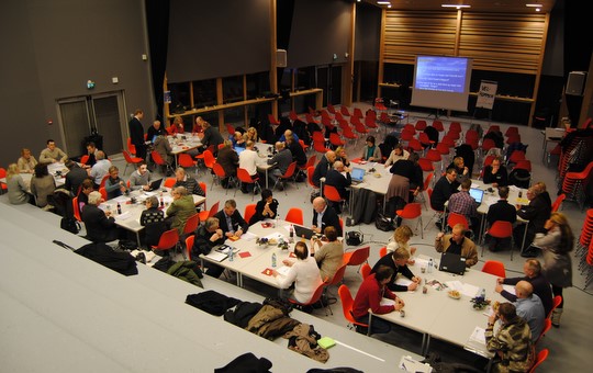 En stor del av kvelden gikk med til gruppearbeid, presentasjon av idéer og nedsetting av prosjektgrupper. [i](Foto: Adrian Sellstrøm)[/i]