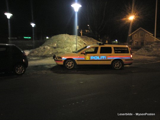 Politiet var på plass utenfor Station Pub ved 02.40-tiden natt til lørdag. [i](Foto: Kamilla Sollie Martinsen)[/i]