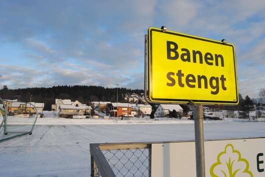 Banen er stengt og det er satt opp skilt. [i](Foto: Glenn Thomas Nilsen)[/i]