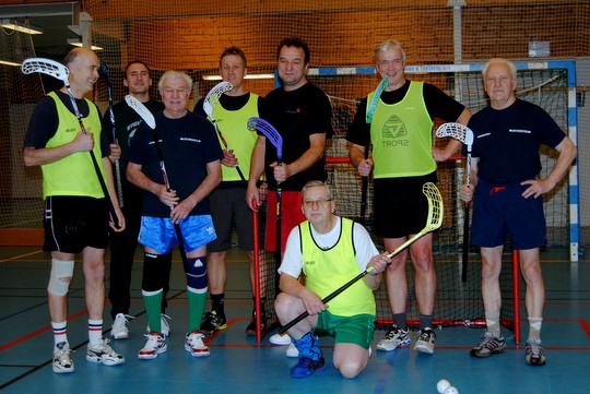 KLARE TIL DYST: Hans Martin Lund, Ketil Østli, Kjell Jahren, Rune Fladberg, Elling Ingebrigtsen, Magne Buer, Ragnar Mysen og Per Oskar Skaugen. [i](Foto: Adrian Sellstrøm)[/i]