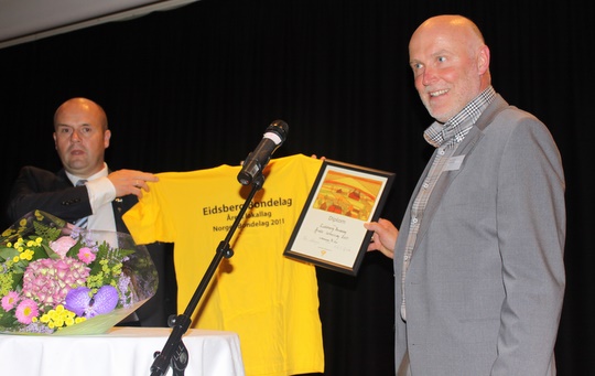 Svend Arild Uvaag fra Eidsberg Bondelag får overrakt prisen for Årets lokallag 2011 fra ordfører Odd Christian Stenerud i Norges Bondelag. (Foto: Norges Bondelag)