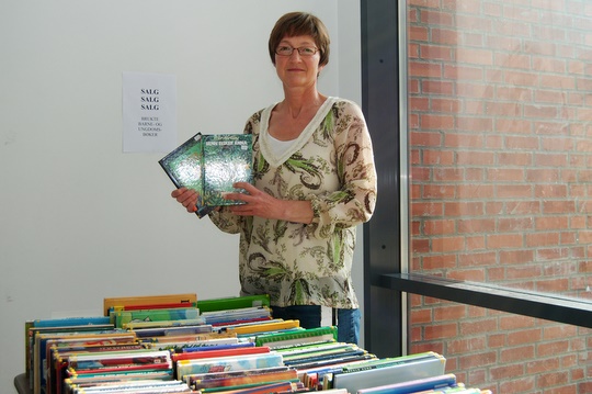 Barne-og ungdomsbibliotekar Kirsten Ruud viser frem noen av bøkene som er til salgs. (Foto: Glenn Thomas Nilsen)