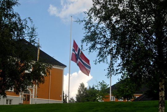 Det ble flagget på halv stang flere steder i kommunen lørdag. (Foto: Glenn Thomas Nilsen)
