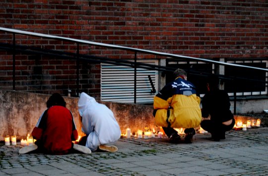 Over 150 mennesker tente i løpet av lørdagskvelden lys på sagtomta. (Foto: Adrian Sellstrøm)