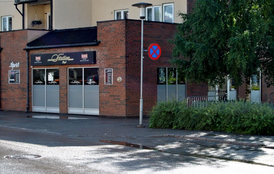 Personen ble slått ned utenfor Station Pub. (Foto: Glenn Thomas Nilsen)