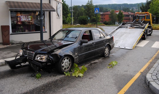 NAF hentet bilen like før klokken halv sju lørdag morgen.(Foto: Glenn Thomas Nilsen)