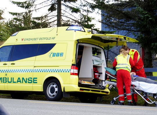 En person ble kjørt til legevakten etter en kjedekollisjon i Smedgaten. (Foto: Glenn Thomas Nilsen)