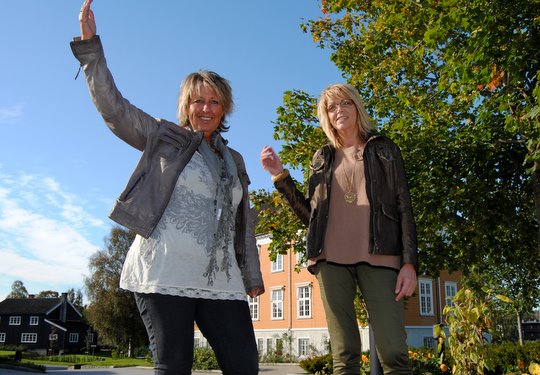KLARE FOR BALL: Margaret Aadalen og Ellen Byng Strøm ønsker alle velkommen til ball på Heggin lørdag kveld. (Foto: Adrian Sellstrøm)