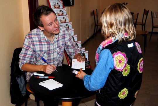 Petrus Christensen skrev autografer i en hel time i Mysen fredag ettermiddag. (Foto: Adrian Sellstrøm)