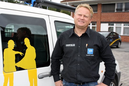 UNNGÅ FLOM I KJELLEREN: Rørleggermester Carsten Skottner Engh gir råd. (Foto: Dag Øyvind Olsen/Newswire)