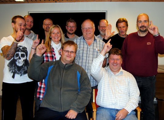 HOVEDROLLENE: Fra venstre: Ronny Wattum, Kai-Even Moskaug, Geir Støen, Aina Salberg, Stian Hansen, Ingar Huseby, Fredriksen, Tore Lund, Eric Herfurth. Foran: Ronny Hansen og Roger Elvestad. (Foto: Adrian Sellstrøm)