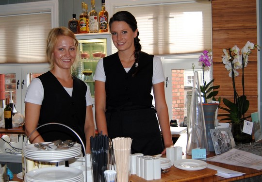 Camilla Strømnes og Anna Tronstad ønsker velkommen til den nye restauranten i David Blidsgate. (Foto: Adrian Sellstrøm)
