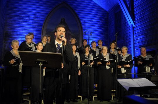 Morten og Renate Larsen sang julen inn sammen med Mysen Damekor. (Foto: Glenn Thomas Nilsen)