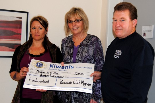 Line M. Hensel og Grethe Stople ved Familiesenteret mottar sjekken fra president i Kiwanis Mysen, Eivind Hansen. (Foto: Adrian Sellstrøm)