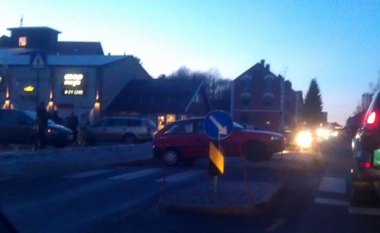 Politiet etterlyser vitner som så sammenstøtet på parkeringsplassen ved Mørstad-senteret som medførte at denne bilen havnet i Smedgaten. (Mobilfoto: Ronny Skaug)