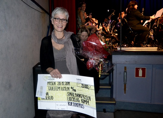 Mona Duserud mottok lørdag ettermiddag Sparebankprisen/ Eidsberg kommunes kulturpris for 2011. (Foto: Glenn Thomas Nilsen)