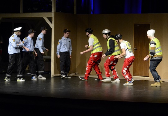 Mandag kveld øvde revygjengen i Festiviteten. (Foto: Glenn Thomas Nilsen)